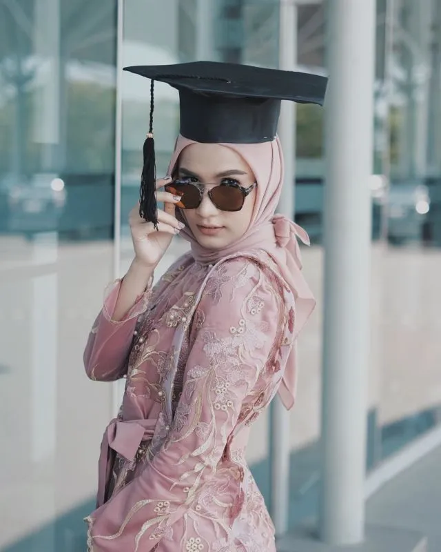 12 Hijab Wisuda Simpel Ini Bikin Kamu Makin PD untuk Tampil Sederhana. Pakai Sendiri Bisa! 14
