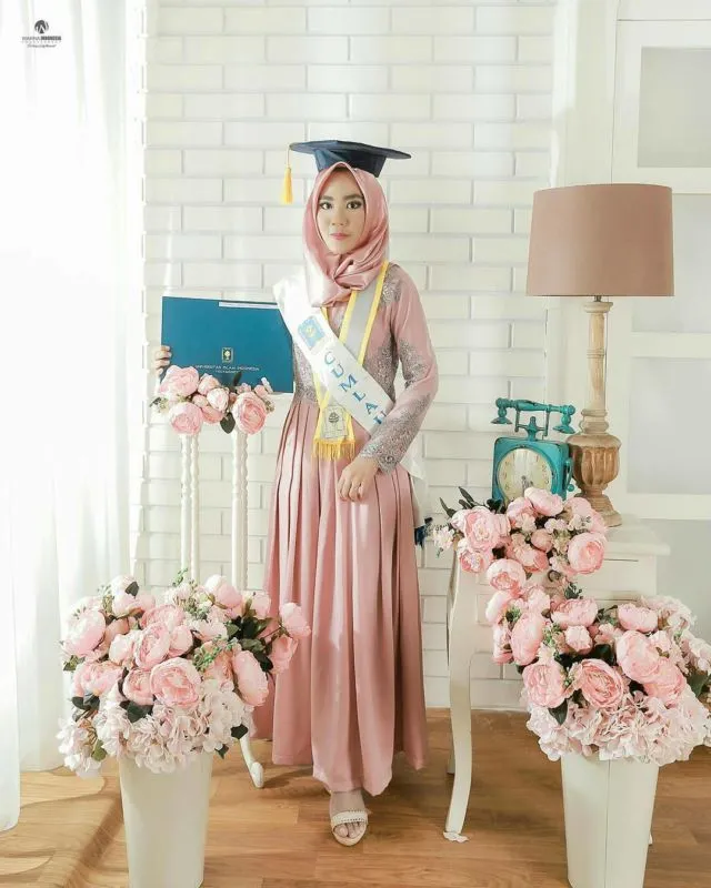 12 Hijab Wisuda Simpel Ini Bikin Kamu Makin PD untuk Tampil Sederhana. Pakai Sendiri Bisa! 24