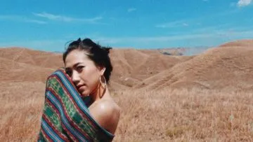 14 Aksesoris Kece Buat Cewek Saat Traveling. Biar Hits dan Nggak Gitu-gitu Aja!