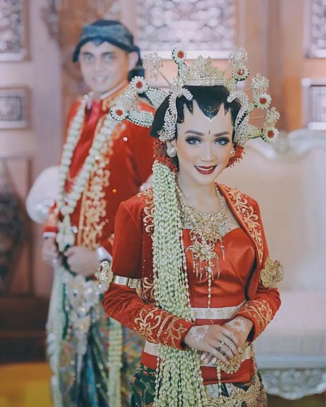 13+ Kumpulan Pengantin Jawa Memakai Kebaya Beledu. Tampak Mriyayeni Bak Pasangan Ningrat 17