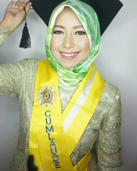 12 Hijab Wisuda Simpel Ini Bikin Kamu Makin PD untuk Tampil Sederhana. Pakai Sendiri Bisa! 20