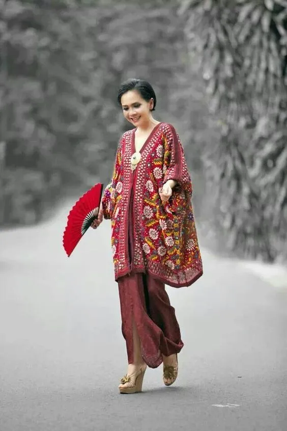 Inspirasi Tampil Meriah dengan Batik Merah. Dipakai Kondangan atau Perayaan Serba Wah 22