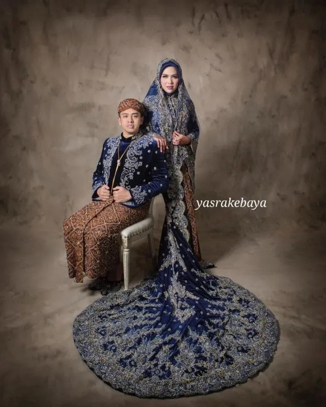 13+ Kumpulan Pengantin Jawa Memakai Kebaya Beledu. Tampak Mriyayeni Bak Pasangan Ningrat 22
