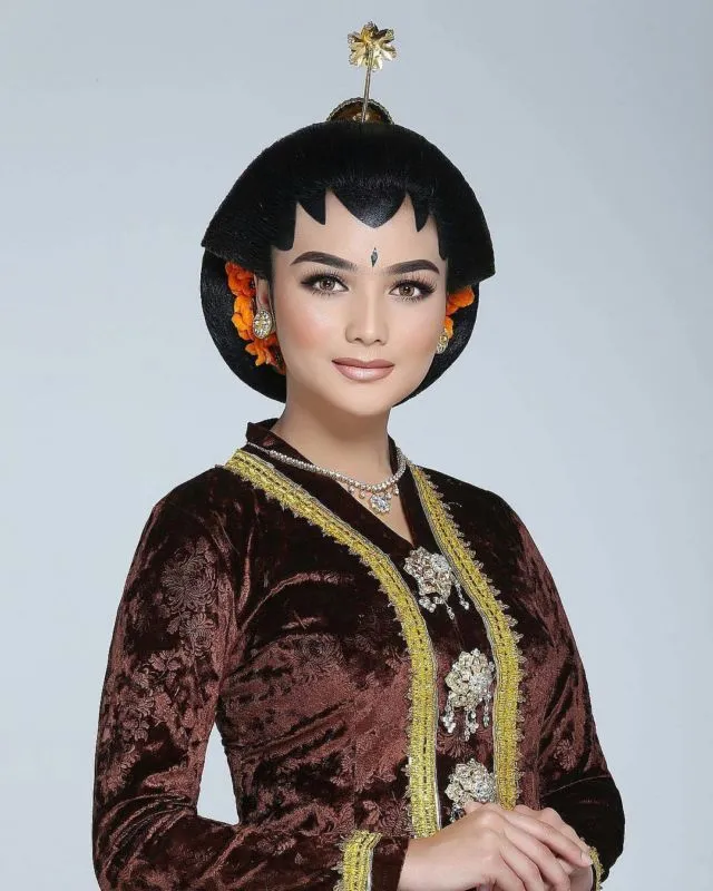 13+ Kumpulan Pengantin Jawa Memakai Kebaya Beledu. Tampak Mriyayeni Bak Pasangan Ningrat 27