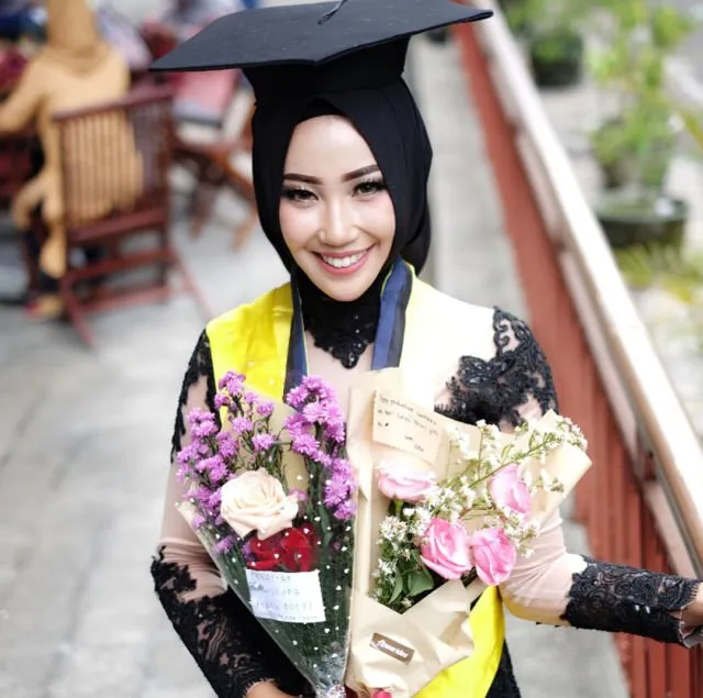 12 Hijab Wisuda Simpel Ini Bikin Kamu Makin PD untuk Tampil Sederhana. Pakai Sendiri Bisa! 15