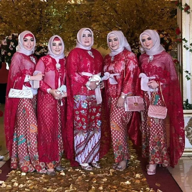Inspirasi Tampil Meriah dengan Batik Merah. Dipakai Kondangan atau Perayaan Serba Wah 23