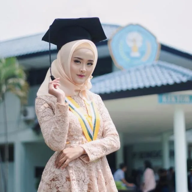 12 Hijab Wisuda Simpel Ini Bikin Kamu Makin PD untuk Tampil Sederhana. Pakai Sendiri Bisa! 17