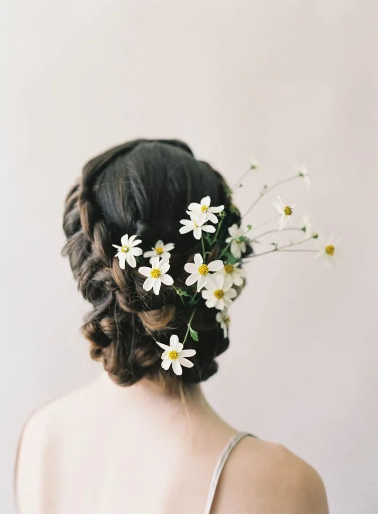 13+ Inspirasi Bridal Hair Do dengan Aksesori Bunga yang Memesona. Tanpa Mahkota, Tetap Terpancar Auranya 28