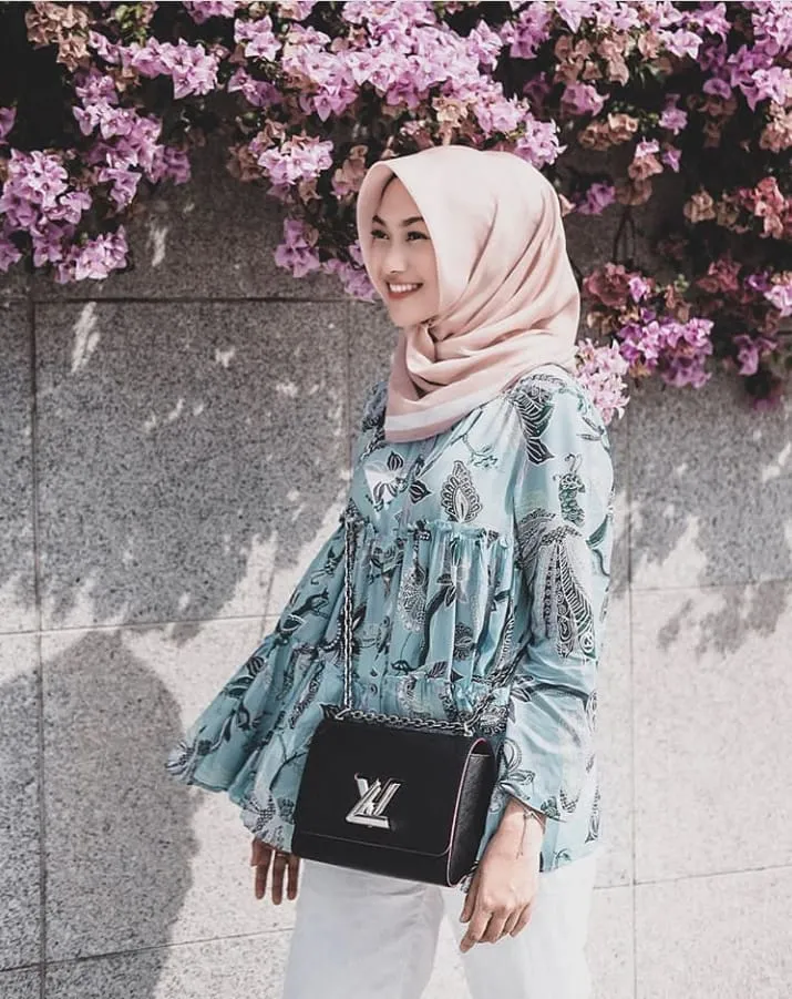 Santai, Sopan Sekaligus Nyaman. 15+ Gaya Fesyen Hijab Ala Indah Nada Puspita Ini Layak Jadi Panutan! 29