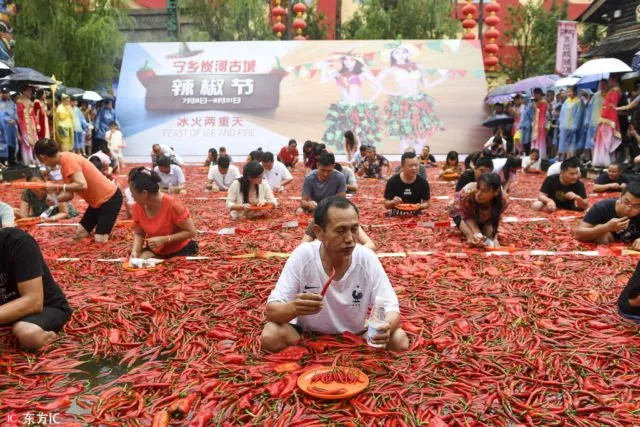 8 Potret Keseruan Lomba Makan Cabai di Cina. Sampai Pakai Berendam di Lautan Cabai Segala 10