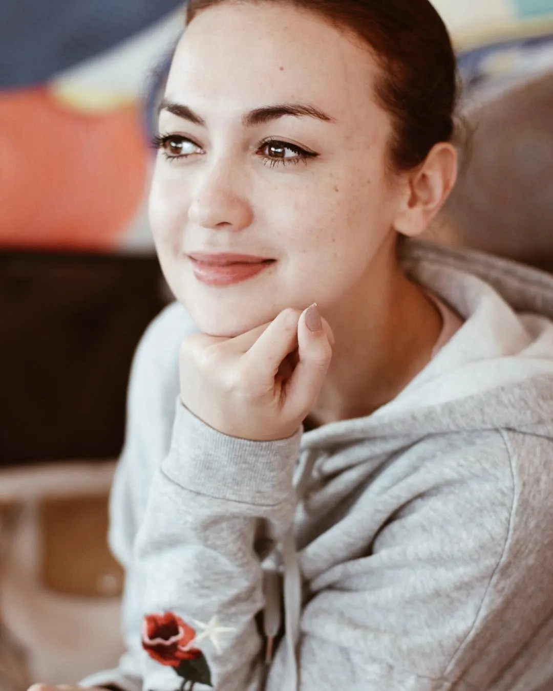 13 Artis yang Ikutan Pakai Makeup Freckles, Bahkan Ada yang Aslinya Gitu. Seger Banget Nggak Sih? 25