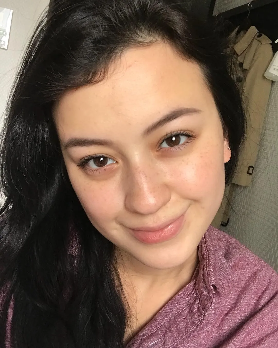 13 Artis yang Ikutan Pakai Makeup Freckles, Bahkan Ada yang Aslinya Gitu. Seger Banget Nggak Sih? 22
