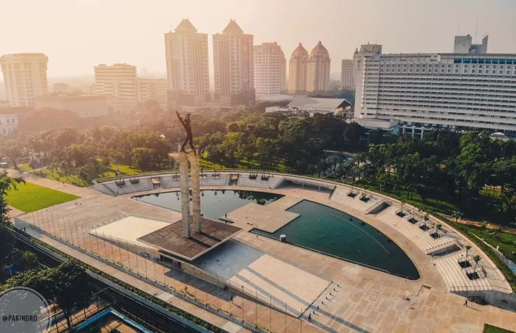 10 Foto Taman Lapangan Banteng yang Instagramable Banget. Cocok Buat Menunggu Senja di Jakarta! 17