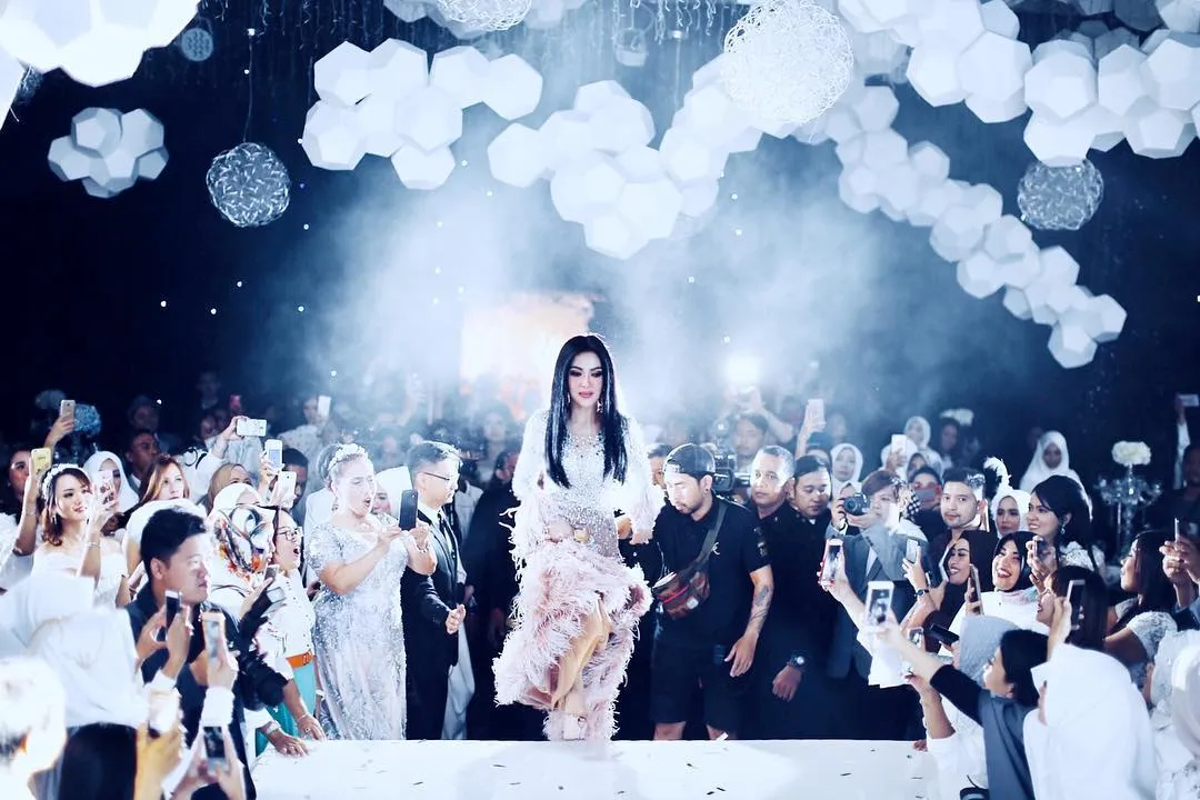 Tiket Konser 25 Juta, Merchandise Apa yang Bakal Dikasih Syahrini untuk Penonton Kelas “Reservasi”?