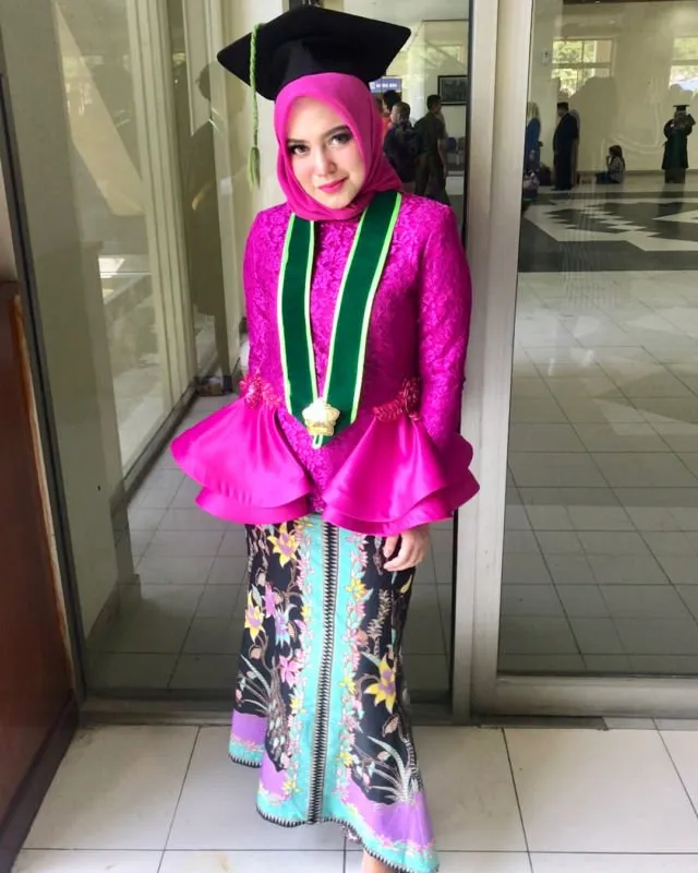 12 Hijab Wisuda Simpel Ini Bikin Kamu Makin PD untuk Tampil Sederhana. Pakai Sendiri Bisa! 16
