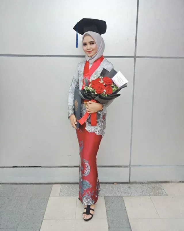 12 Hijab Wisuda Simpel Ini Bikin Kamu Makin PD untuk Tampil Sederhana. Pakai Sendiri Bisa! 13