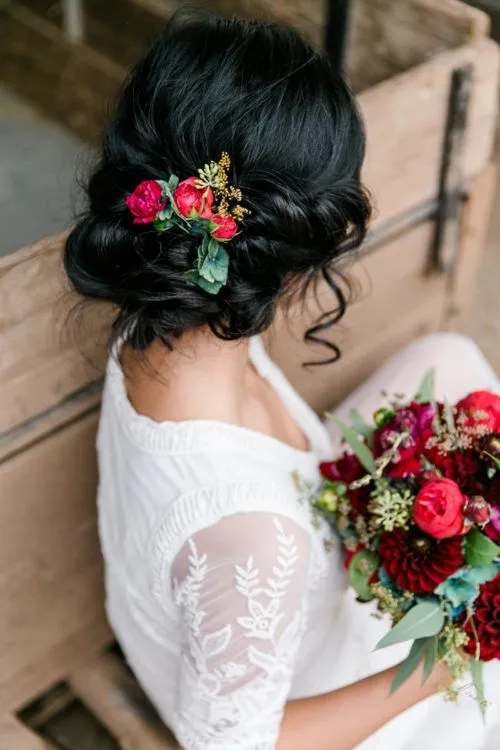 13+ Inspirasi Bridal Hair Do dengan Aksesori Bunga yang Memesona. Tanpa Mahkota, Tetap Terpancar Auranya 25