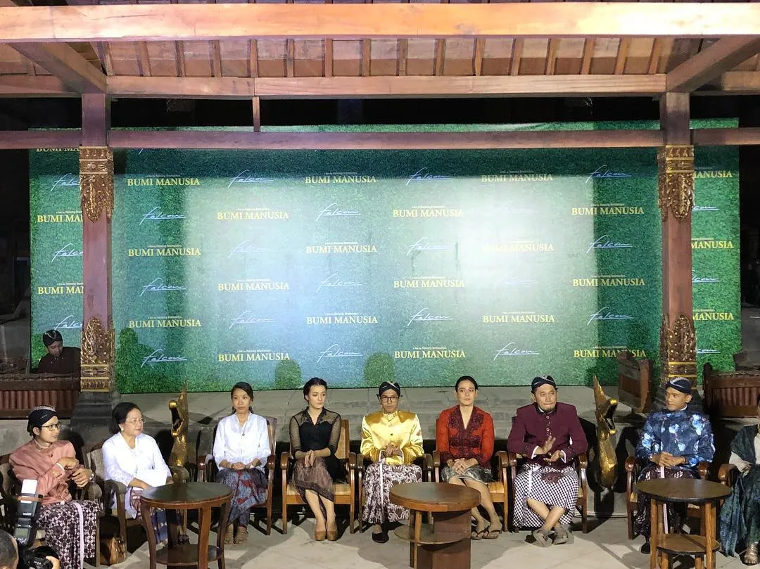 10+ Potret Serunya Proses Syuting Bumi Manusia bareng Aktor-aktornya. Makin Penasaran Nggak nih? 13