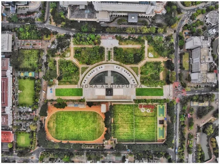 10 Foto Taman Lapangan Banteng yang Instagramable Banget. Cocok Buat Menunggu Senja di Jakarta! 18