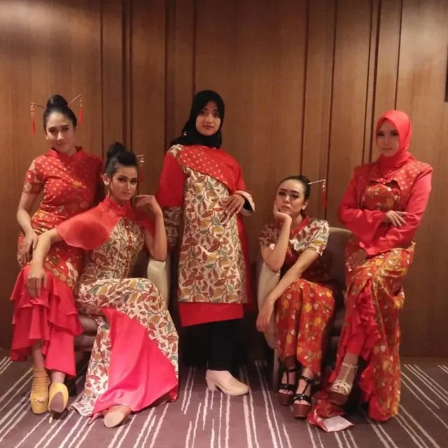 Inspirasi Tampil Meriah dengan Batik Merah. Dipakai Kondangan atau Perayaan Serba Wah 30