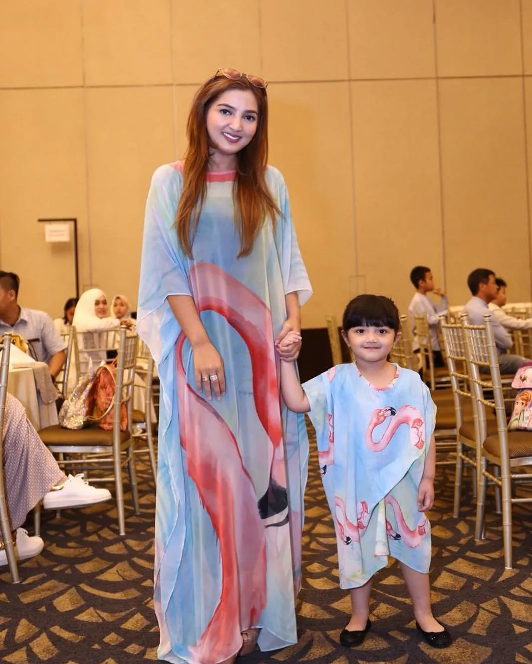 Kompaknya 10 Mamah Muda Saat Hangout Bareng Anaknya. Nanti Kita Bisa Begini Juga Nggak, Ya? 19