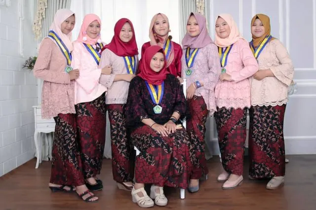Inspirasi Tampil Meriah dengan Batik Merah. Dipakai Kondangan atau Perayaan Serba Wah 29