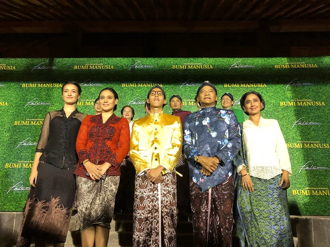 10+ Potret Serunya Proses Syuting Bumi Manusia bareng Aktor-aktornya. Makin Penasaran Nggak nih? 14