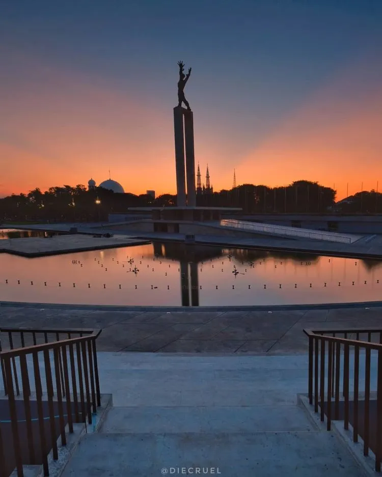 10 Foto Taman Lapangan Banteng yang Instagramable Banget. Cocok Buat Menunggu Senja di Jakarta! 15