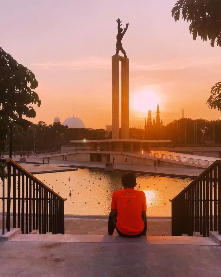 10 Foto Taman Lapangan Banteng yang Instagramable Banget. Cocok Buat Menunggu Senja di Jakarta! 20
