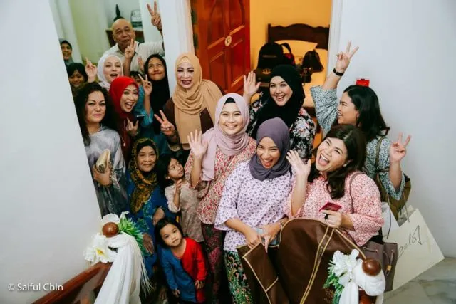 Mahkota Uniknya Jadi Sorotan, Pernak-Pernik Wedding ala Melayu Malaysia Ini Segarkan Pandangan 14