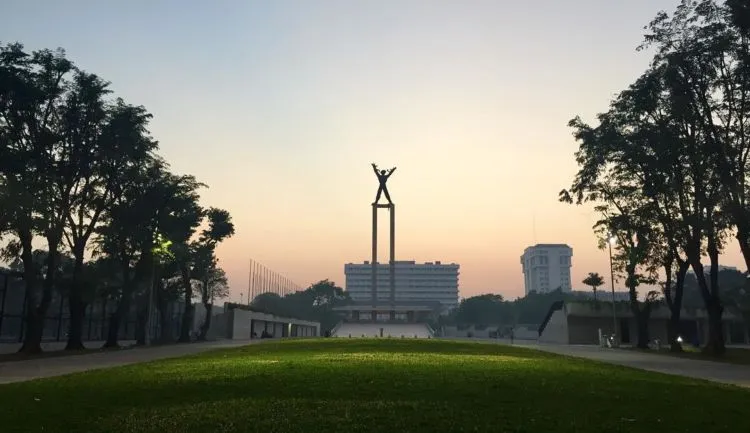10 Foto Taman Lapangan Banteng yang Instagramable Banget. Cocok Buat Menunggu Senja di Jakarta! 19