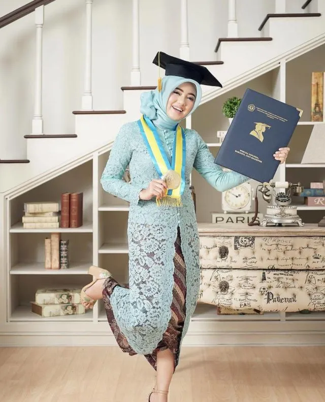 12 Hijab Wisuda Simpel Ini Bikin Kamu Makin PD untuk Tampil Sederhana. Pakai Sendiri Bisa! 18