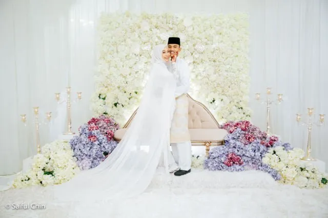 Mahkota Uniknya Jadi Sorotan, Pernak-Pernik Wedding ala Melayu Malaysia Ini Segarkan Pandangan 18