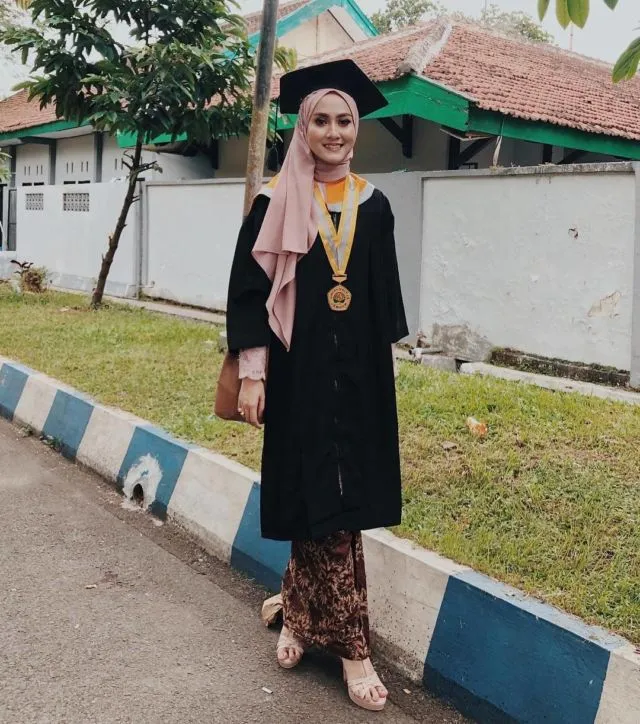 12 Hijab Wisuda Simpel Ini Bikin Kamu Makin PD untuk Tampil Sederhana. Pakai Sendiri Bisa! 23