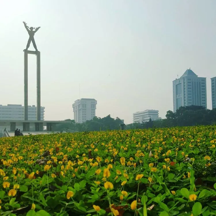 10 Foto Taman Lapangan Banteng yang Instagramable Banget. Cocok Buat Menunggu Senja di Jakarta! 13
