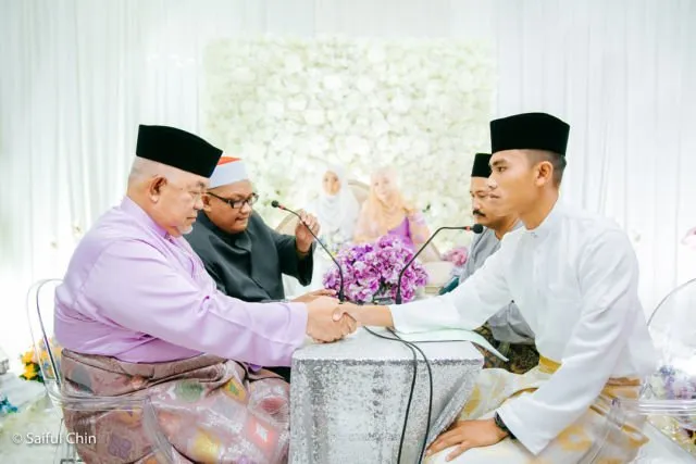 Mahkota Uniknya Jadi Sorotan, Pernak-Pernik Wedding ala Melayu Malaysia Ini Segarkan Pandangan 17