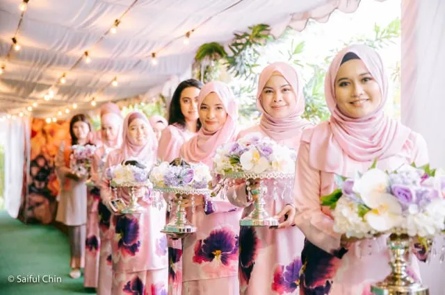 Mahkota Uniknya Jadi Sorotan, Pernak-Pernik Wedding ala Melayu Malaysia Ini Segarkan Pandangan 16