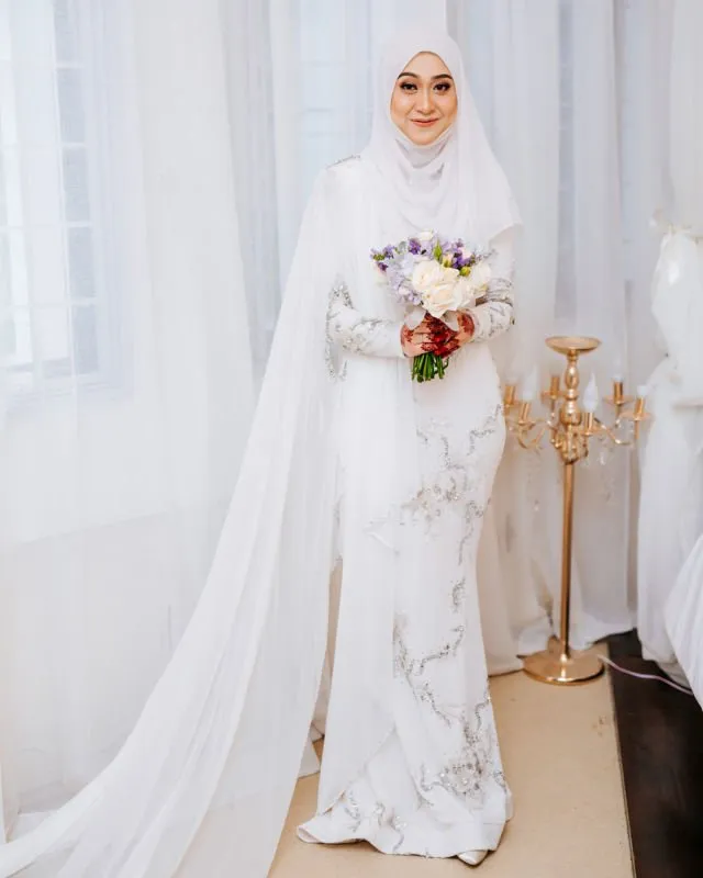 Mahkota Uniknya Jadi Sorotan, Pernak-Pernik Wedding ala Melayu Malaysia Ini Segarkan Pandangan 15