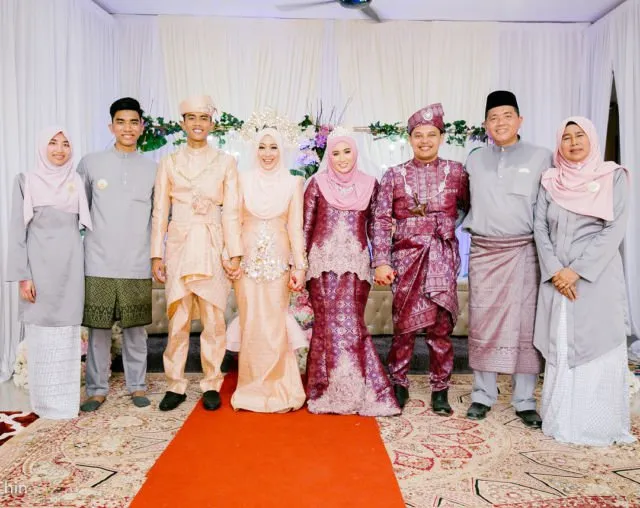 Mahkota Uniknya Jadi Sorotan, Pernak-Pernik Wedding ala Melayu Malaysia Ini Segarkan Pandangan 24