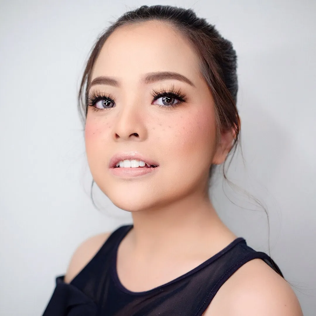 13 Artis yang Ikutan Pakai Makeup Freckles, Bahkan Ada yang Aslinya Gitu. Seger Banget Nggak Sih? 24
