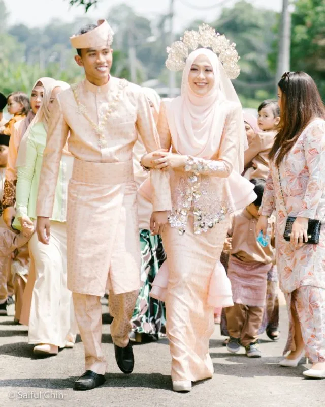 Mahkota Uniknya Jadi Sorotan, Pernak-Pernik Wedding ala Melayu Malaysia Ini Segarkan Pandangan 23