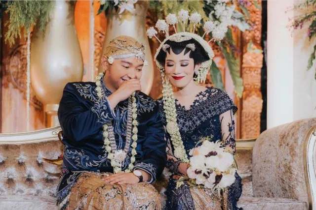 13+ Kumpulan Pengantin Jawa Memakai Kebaya Beledu. Tampak Mriyayeni Bak Pasangan Ningrat 19