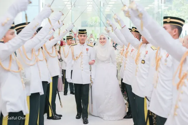 Mahkota Uniknya Jadi Sorotan, Pernak-Pernik Wedding ala Melayu Malaysia Ini Segarkan Pandangan 20