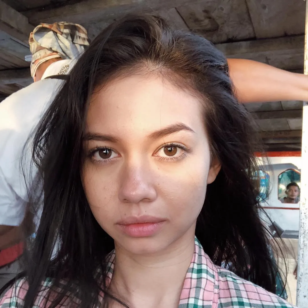 13 Artis yang Ikutan Pakai Makeup Freckles, Bahkan Ada yang Aslinya Gitu. Seger Banget Nggak Sih? 17