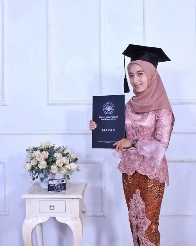 12 Hijab Wisuda Simpel Ini Bikin Kamu Makin PD untuk Tampil Sederhana. Pakai Sendiri Bisa! 22