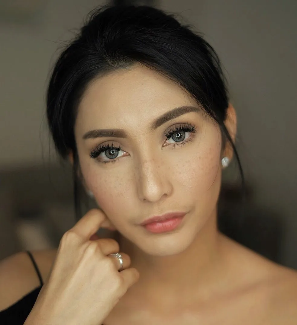 13 Artis yang Ikutan Pakai Makeup Freckles, Bahkan Ada yang Aslinya Gitu. Seger Banget Nggak Sih? 21