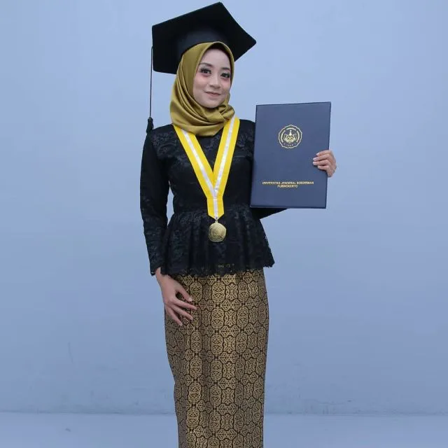 12 Hijab Wisuda Simpel Ini Bikin Kamu Makin PD untuk Tampil Sederhana. Pakai Sendiri Bisa! 21