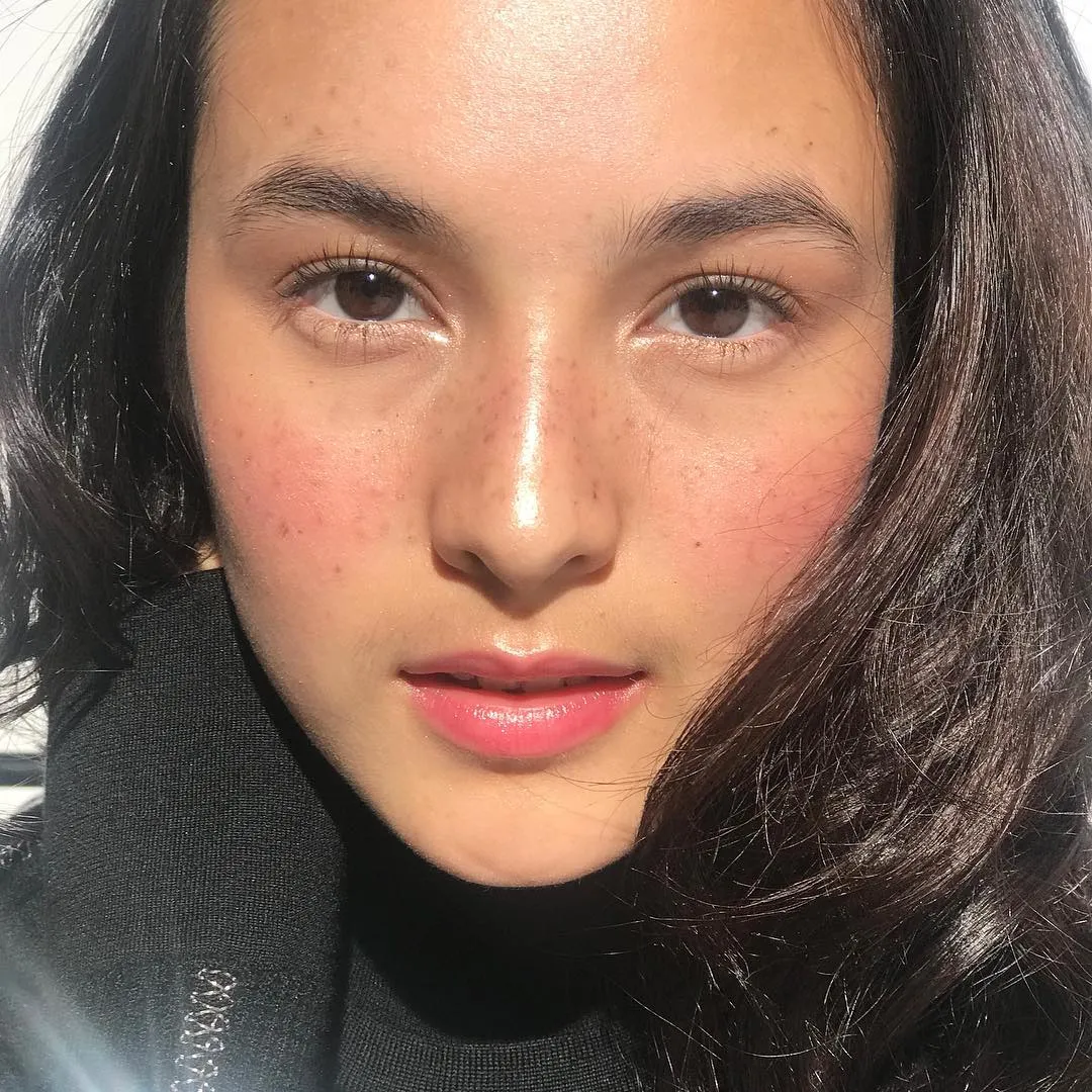 13 Artis yang Ikutan Pakai Makeup Freckles, Bahkan Ada yang Aslinya Gitu. Seger Banget Nggak Sih? 15