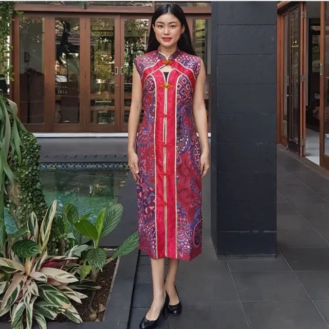 Inspirasi Tampil Meriah dengan Batik Merah. Dipakai Kondangan atau Perayaan Serba Wah 24