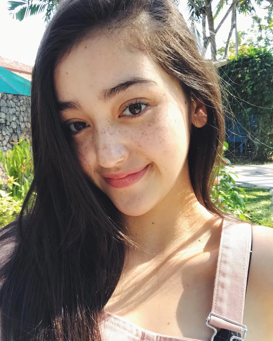 13 Artis yang Ikutan Pakai Makeup Freckles, Bahkan Ada yang Aslinya Gitu. Seger Banget Nggak Sih? 16